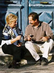 Annie et Stephan Motut en pleine dégustation sur le perron du Château Reignac